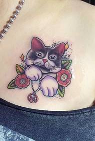 pequena tatuaxe de gato no peito