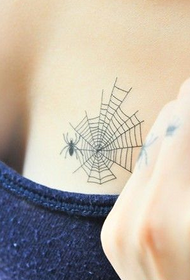 Tattoo Web Spider an'ny Chest Sexy