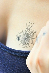 Tatuaggio sexy ragnatela sul petto