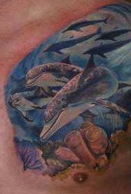 胸部非常逼真的五彩的海豚紋身圖案