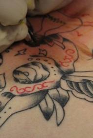 personlighetskalle vingar bröst tatuering mönster