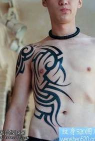 krūtinėje vyraujantis kietas totemo tatuiruotės modelis