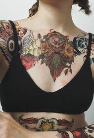 tato burung hantu dada mengejutkan wanita