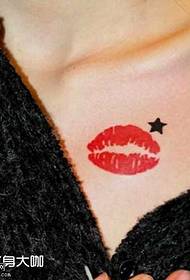 Patrón de tatuaje de beso en el pecho