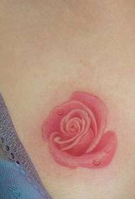 seksīga krūškurvja rozā rožu ziedu tetovējums