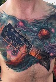 胸部滿天星斗的吉他紋身圖案