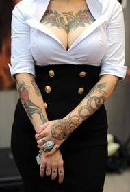 sexy skjønnhet brystet bra ser totem tatovering bilde