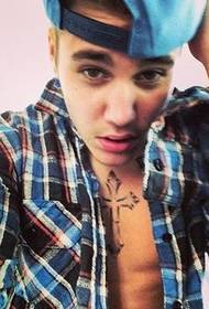 star Justin Bieber tattoo met borstkruisen