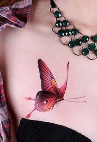 tatuaxe elegante de bolboreta no peito