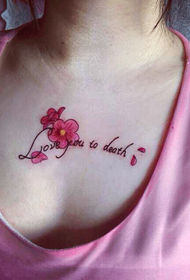 tatuagem de flor brilhante no peito da menina