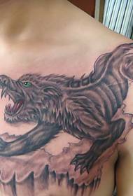 modello tatuaggio lupo petto maschile