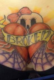Sudaužytos širdies forma su rožių ir voratinklio krūtinės tatuiruočių modeliu