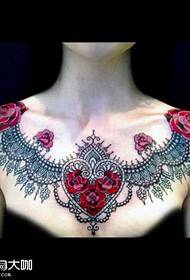 padrão de tatuagem bonita no peito