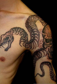 Preporučuje se slika tetovaža zmijske kosti za grudi muškarca