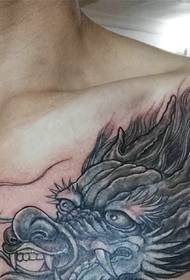 A férfiak mellkasi hagyományos gonosz sárkány tetoválásmintája nagyon uralkodó