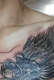 padrão de tatuagem tradicional dragão mal do peito dos homens é muito dominador