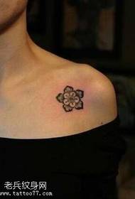 Modello di tatuaggio petto fiore vite