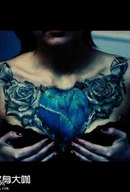 krūšu zila sirds tetovējuma raksts