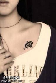 hrudník krásné sexy květ révy tetování vzor