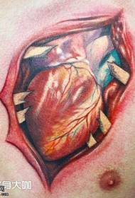Modello del tatuaggio del cuore lacrima del petto