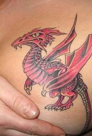 petto femminile sulla bella foto di tatuaggio del drago rosso occidentale
