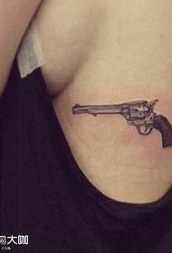 model rotund tatuaj pistol