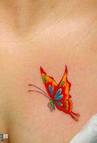 胸の赤い蝶のタトゥーパターン