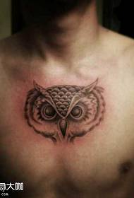 modello del tatuaggio del gufo sul petto