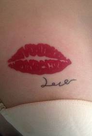 patrón de tatuaje de labio rojo sexy en el pecho femenino