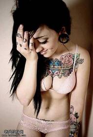 brystfarge kvinne tatoveringsmønster