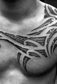 modèle de tatouage de poitrine totem style tribal simple