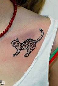 modello di tatuaggio petto gatto