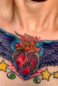 oblik srca u prsima i šesterokutni oblik tetovaže krila