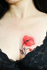 Tatuaje de amapolas estilo tinta para que la gente recuerde