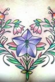 Patrón de tatuaje de flor de vid y colibrí en el pecho