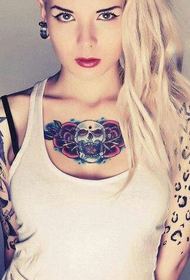 ладна девојка на градите на човечки череп Тетоважа