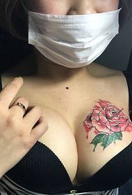 सेक्सी गुलाब ट्याटु बान्कीको सुन्दर स्तनहरूको छातीमा