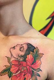 груди Цвјетање цвијећа и тетоваже љепоте
