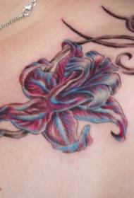 Забавен цвят красив модел на татуировка на гърдите с цветя