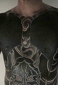 modello di tatuaggio totem petto maschile glamour appeso giorni fritti