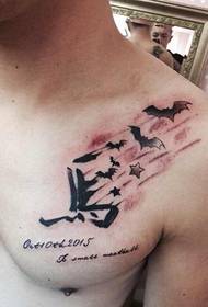 Vīriešu krūšu zirga un sikspārņu tetovējums