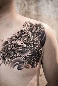 Мужчынская грудзі чорна-белага злога дракона, татуіроўкі, класічны твар