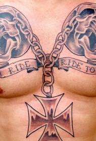 catena del cranio sul petto e motivo del tatuaggio a croce