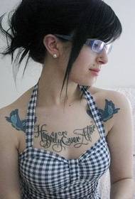 wanita cantik dengan burung payudara dan gambar tato kata Inggeris