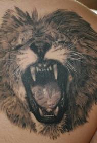 muĝanta leono brusto tatuaje mastro