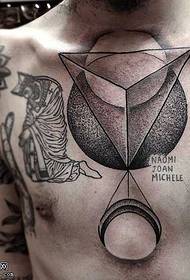 wzór tatuażu w klatce piersiowej
