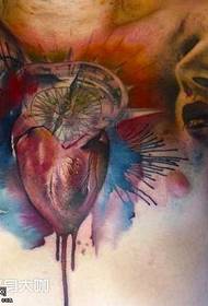 disegno del tatuaggio fiore petto cuore