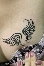 petto di bellezza un tatuaggio ali totem
