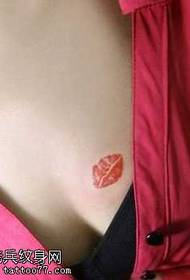 hrudník Sexy červené pery tetovanie vzor