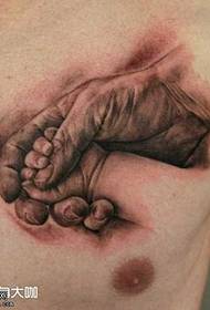 krūtinės vaiko rankos tatuiruotės modelis